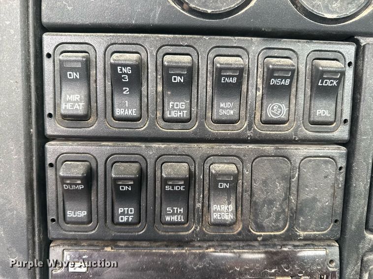 image for item EQ4929 2017 International Prostar semi truck