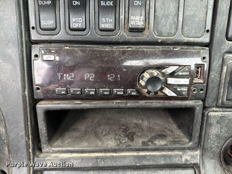 image for item EQ4929 2017 International Prostar semi truck