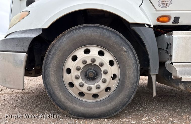 image for item EQ4929 2017 International Prostar semi truck