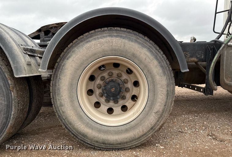 image for item EQ4929 2017 International Prostar semi truck