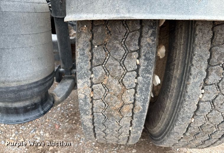 image for item EQ4929 2017 International Prostar semi truck