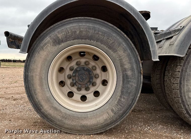 image for item EQ4929 2017 International Prostar semi truck