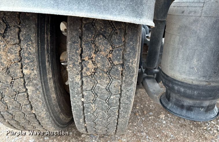 image for item EQ4929 2017 International Prostar semi truck