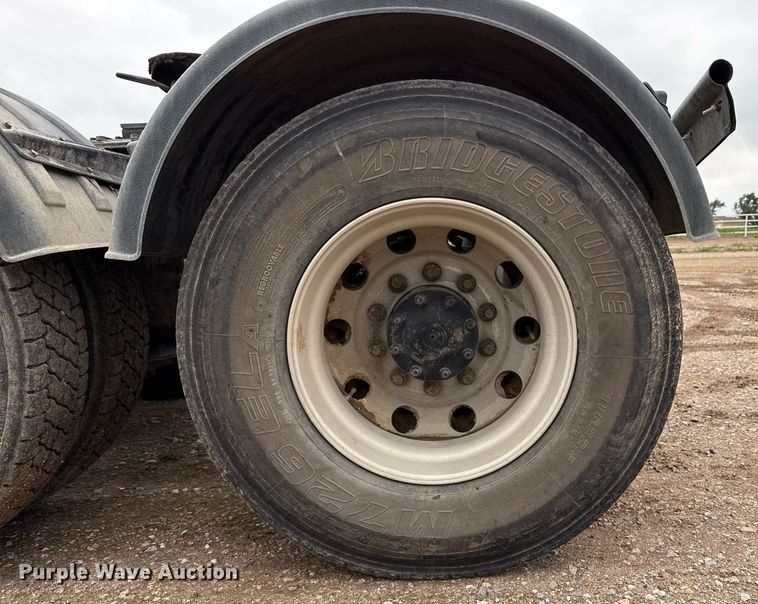 image for item EQ4929 2017 International Prostar semi truck