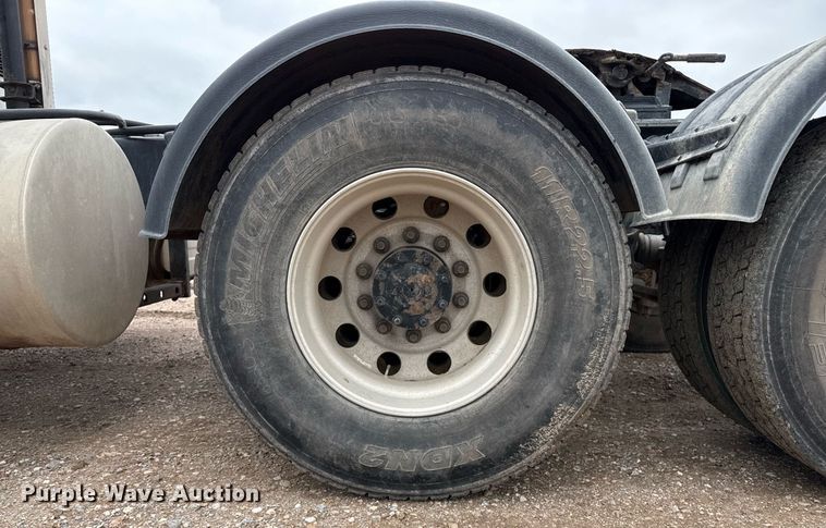 image for item EQ4929 2017 International Prostar semi truck