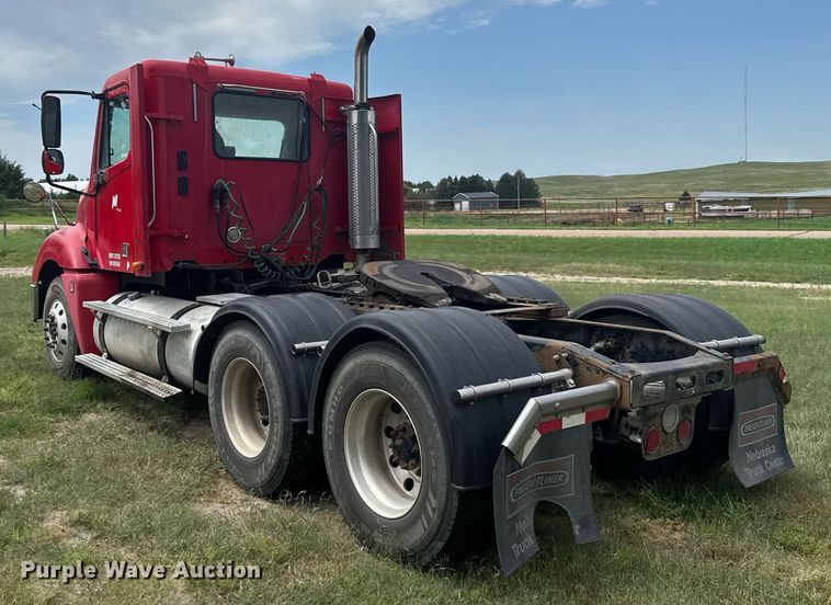 image for item ER2135 2004 Freightliner Columbia semi truck