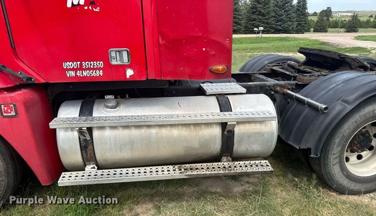 image for item ER2135 2004 Freightliner Columbia semi truck