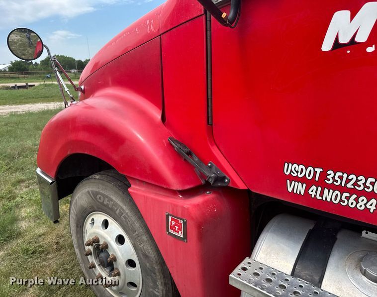 image for item ER2135 2004 Freightliner Columbia semi truck