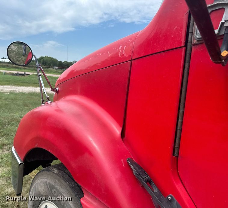 image for item ER2135 2004 Freightliner Columbia semi truck