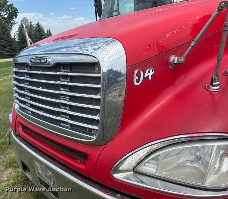 image for item ER2135 2004 Freightliner Columbia semi truck
