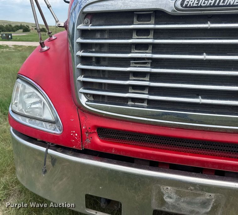 image for item ER2135 2004 Freightliner Columbia semi truck