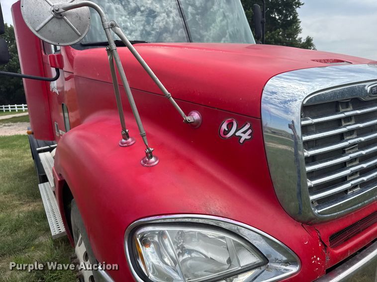 image for item ER2135 2004 Freightliner Columbia semi truck