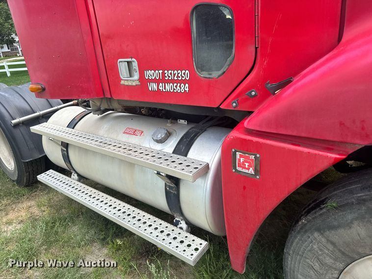 image for item ER2135 2004 Freightliner Columbia semi truck