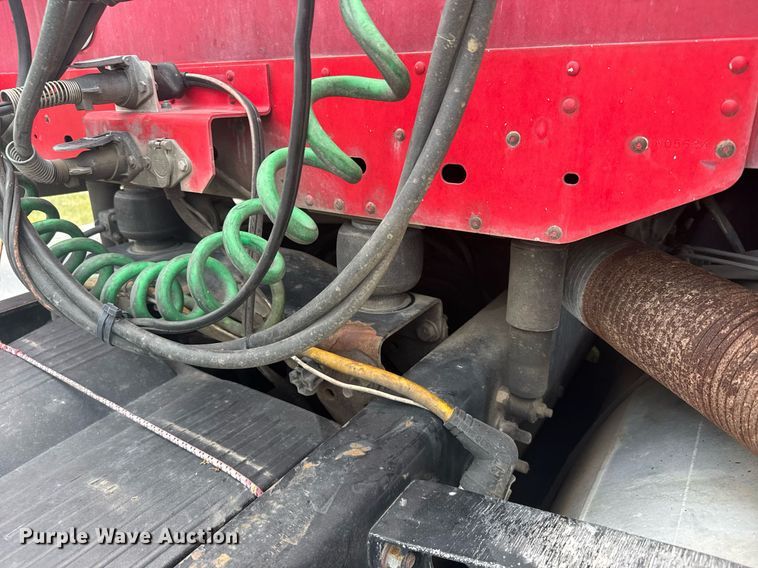 image for item ER2135 2004 Freightliner Columbia semi truck