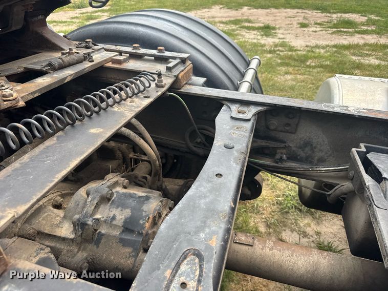 image for item ER2135 2004 Freightliner Columbia semi truck