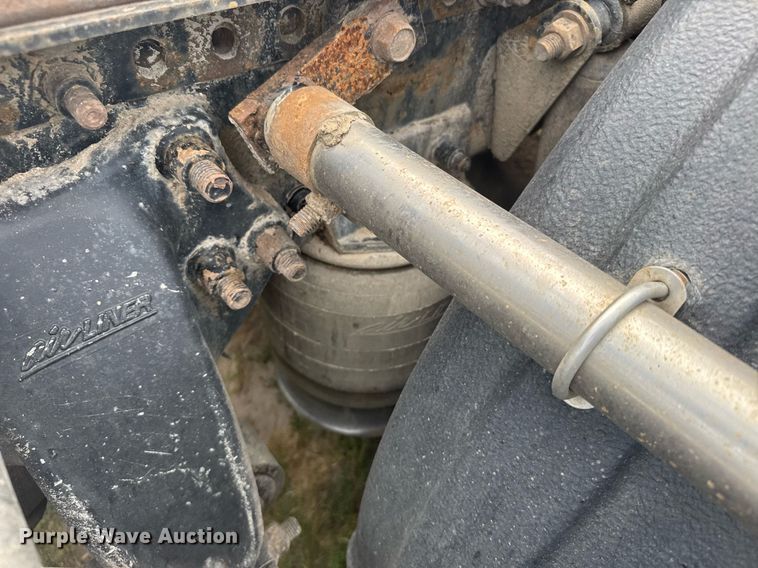 image for item ER2135 2004 Freightliner Columbia semi truck