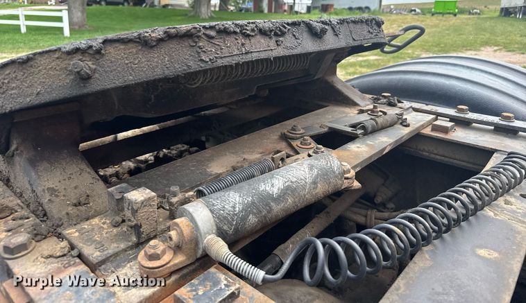 image for item ER2135 2004 Freightliner Columbia semi truck