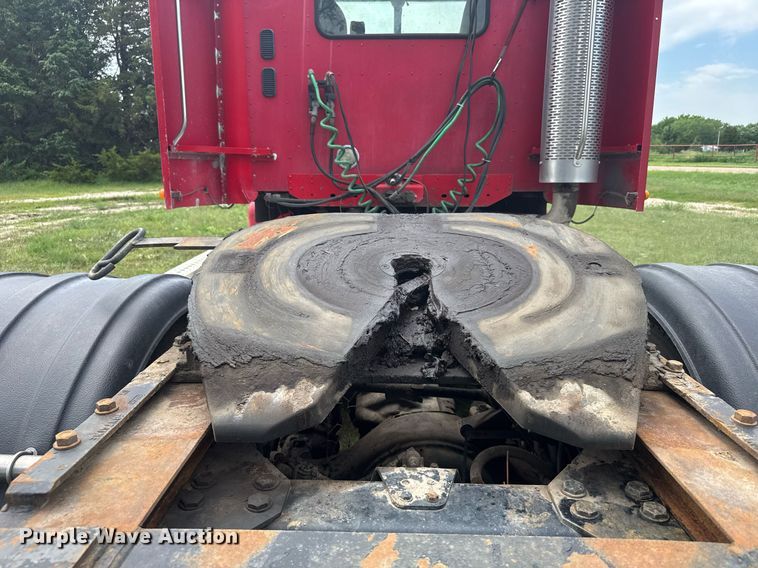 image for item ER2135 2004 Freightliner Columbia semi truck