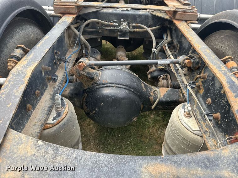 image for item ER2135 2004 Freightliner Columbia semi truck