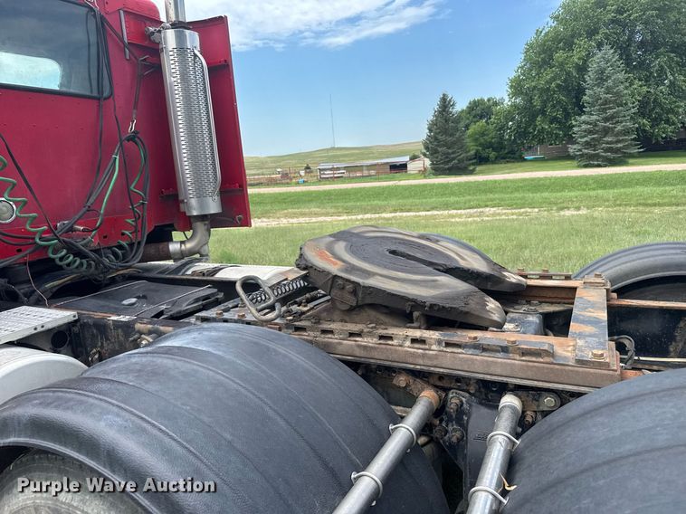 image for item ER2135 2004 Freightliner Columbia semi truck