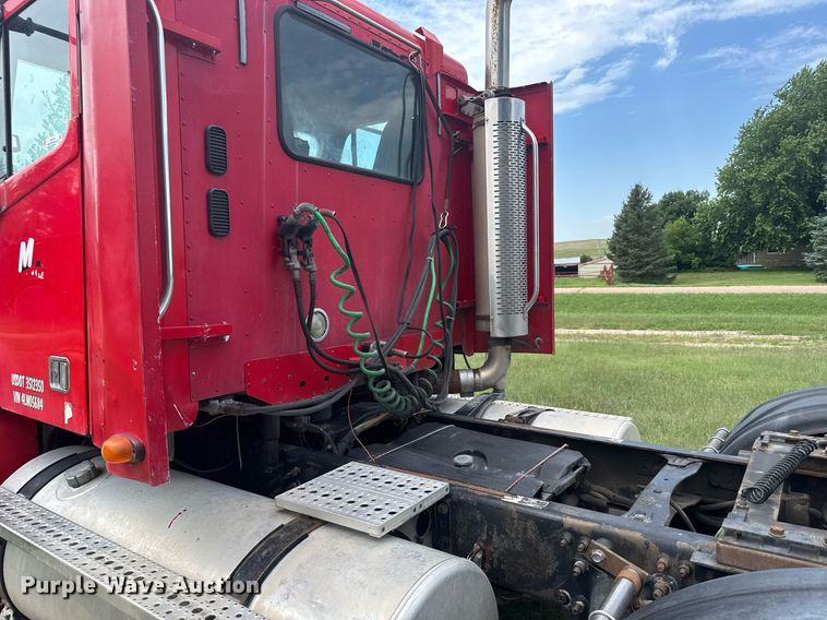 image for item ER2135 2004 Freightliner Columbia semi truck