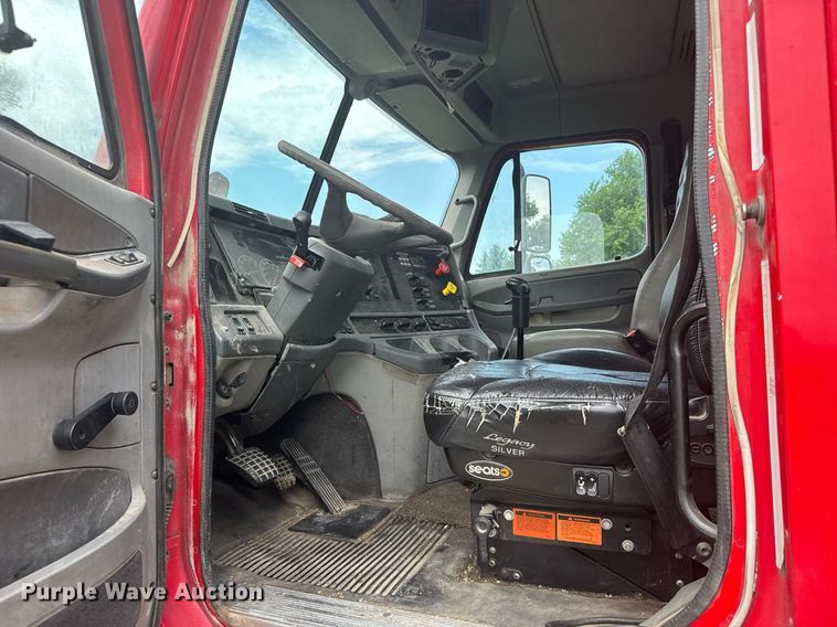 image for item ER2135 2004 Freightliner Columbia semi truck