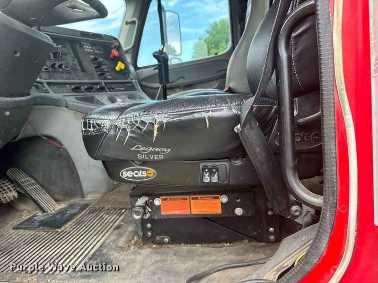 image for item ER2135 2004 Freightliner Columbia semi truck