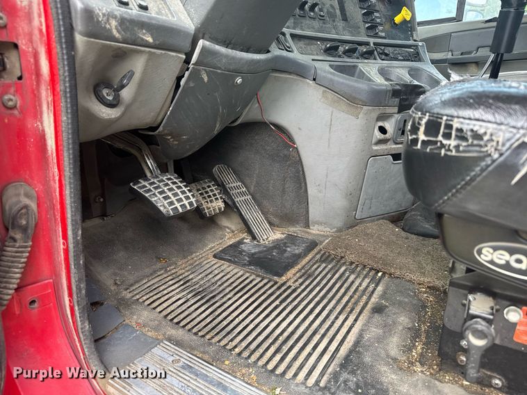 image for item ER2135 2004 Freightliner Columbia semi truck