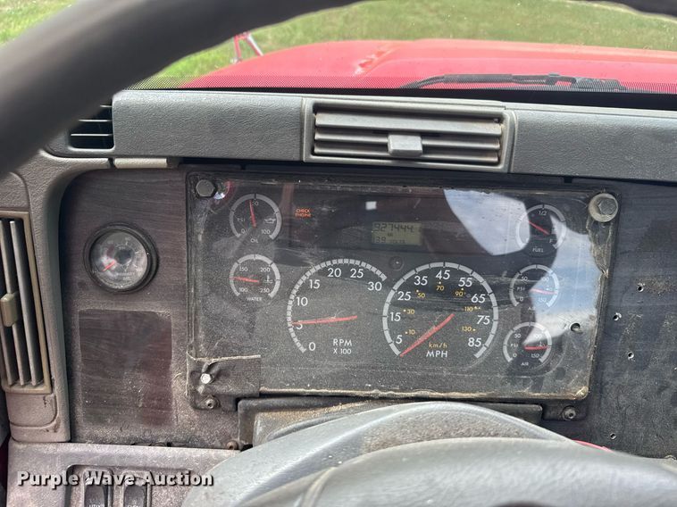 image for item ER2135 2004 Freightliner Columbia semi truck