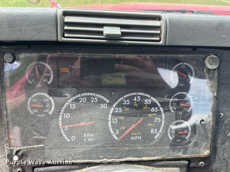 image for item ER2135 2004 Freightliner Columbia semi truck