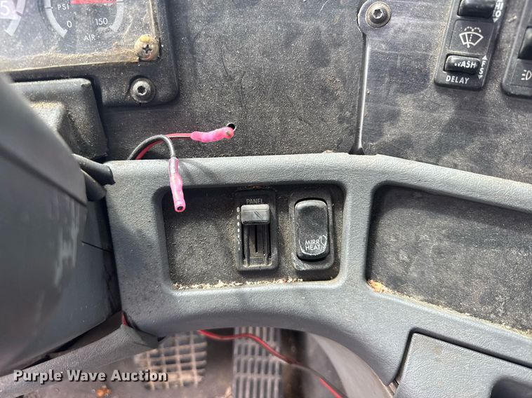 image for item ER2135 2004 Freightliner Columbia semi truck