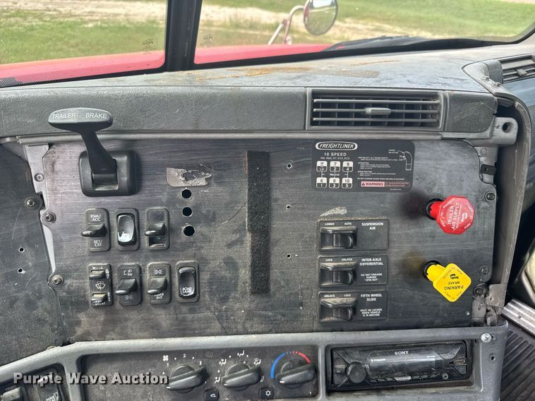 image for item ER2135 2004 Freightliner Columbia semi truck