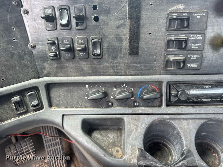 image for item ER2135 2004 Freightliner Columbia semi truck