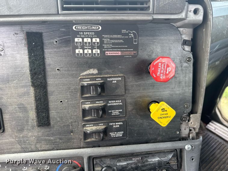 image for item ER2135 2004 Freightliner Columbia semi truck