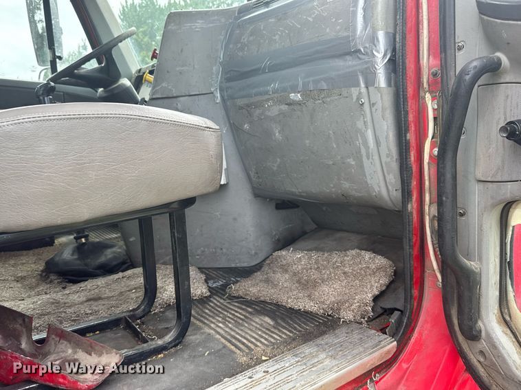 image for item ER2135 2004 Freightliner Columbia semi truck