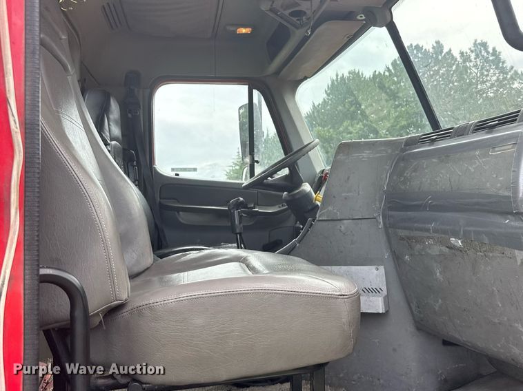 image for item ER2135 2004 Freightliner Columbia semi truck