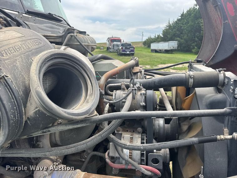 image for item ER2135 2004 Freightliner Columbia semi truck