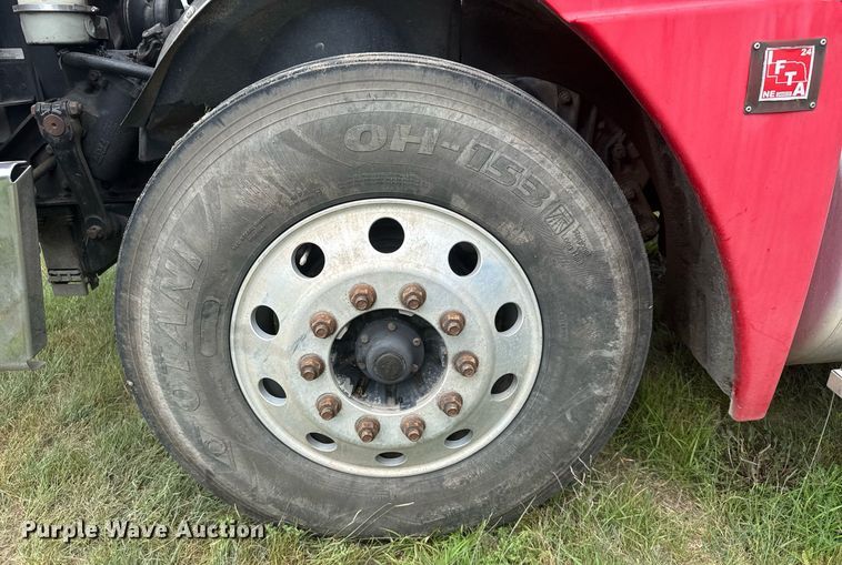 image for item ER2135 2004 Freightliner Columbia semi truck