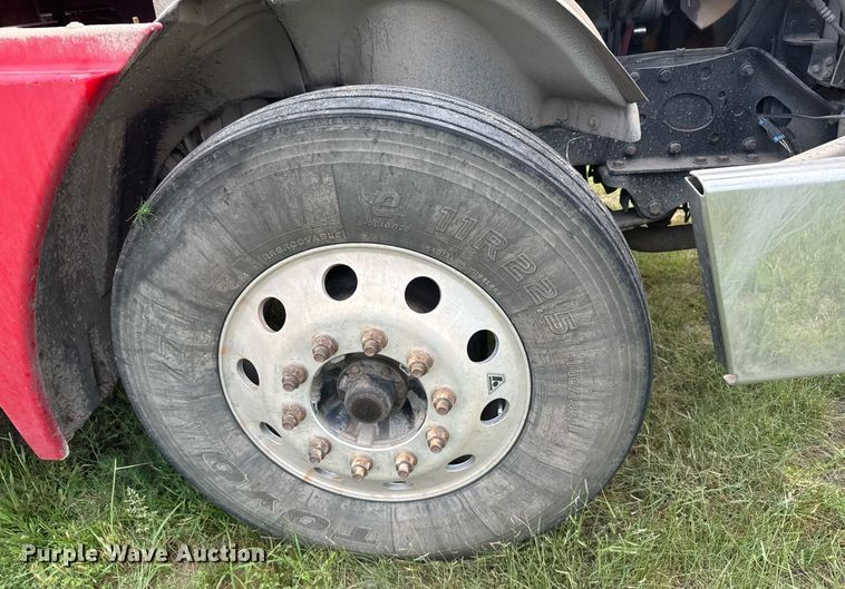 image for item ER2135 2004 Freightliner Columbia semi truck