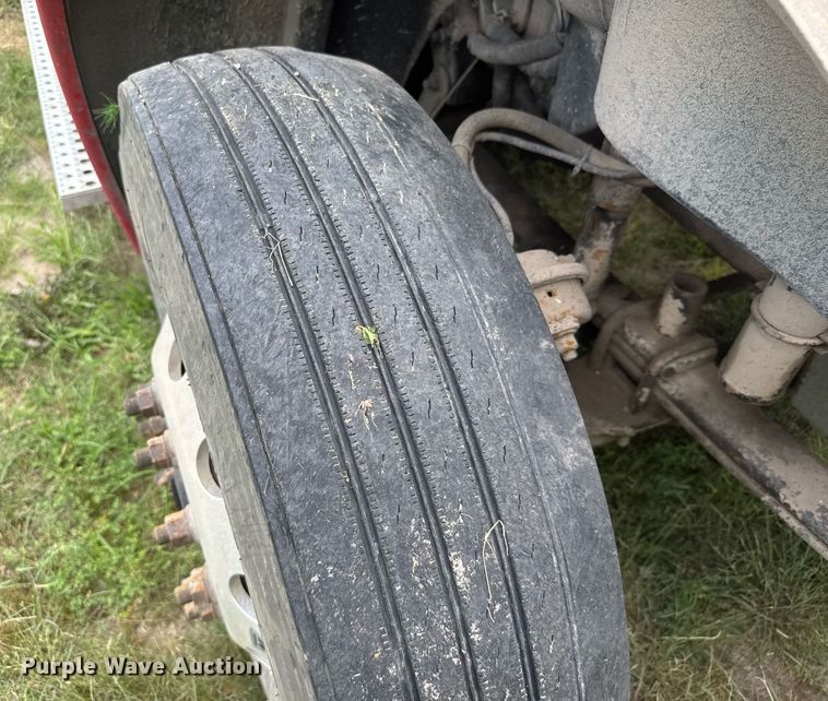 image for item ER2135 2004 Freightliner Columbia semi truck