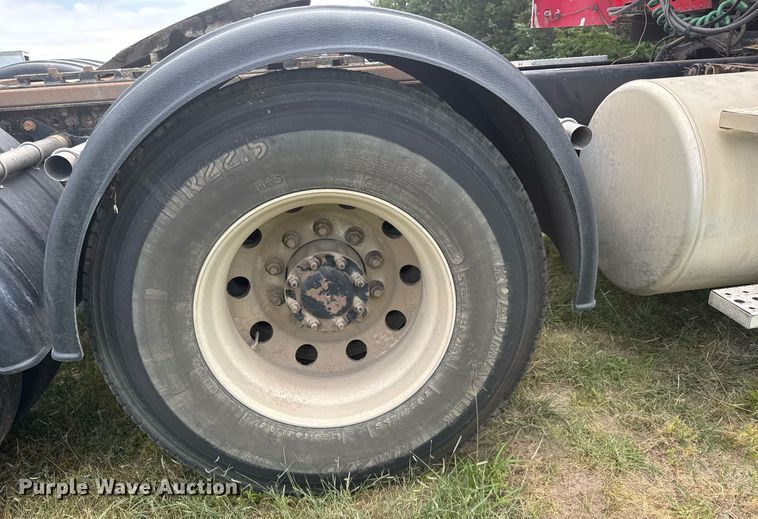 image for item ER2135 2004 Freightliner Columbia semi truck