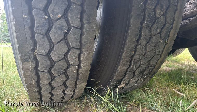 image for item ER2135 2004 Freightliner Columbia semi truck