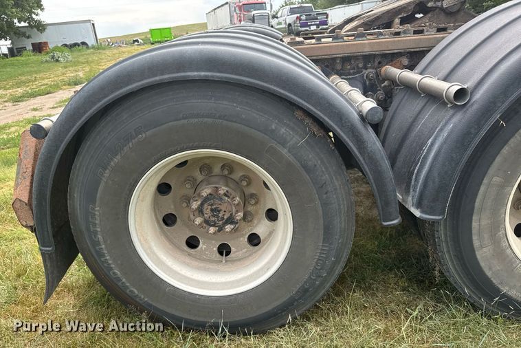 image for item ER2135 2004 Freightliner Columbia semi truck