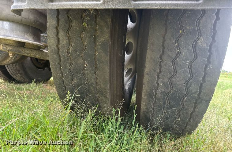 image for item ER2135 2004 Freightliner Columbia semi truck