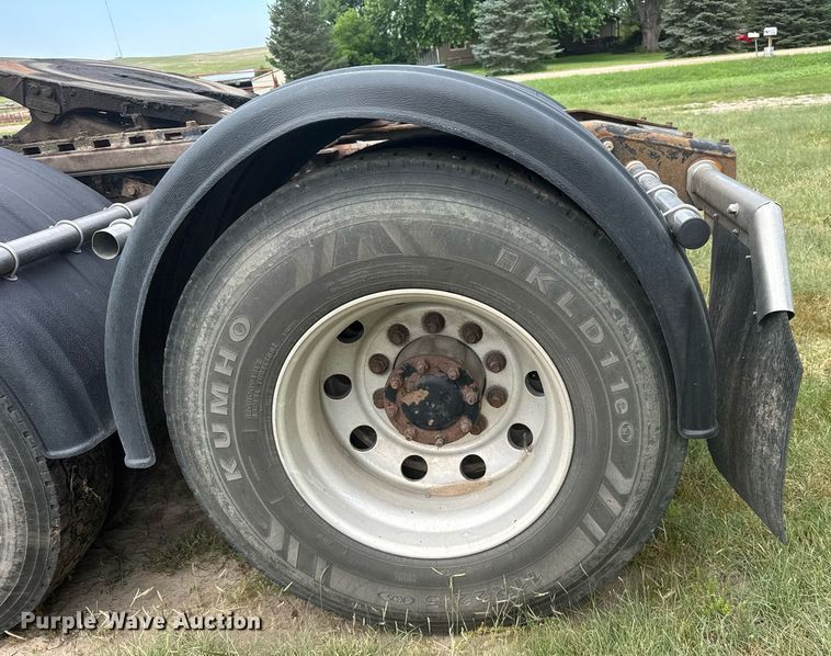 image for item ER2135 2004 Freightliner Columbia semi truck