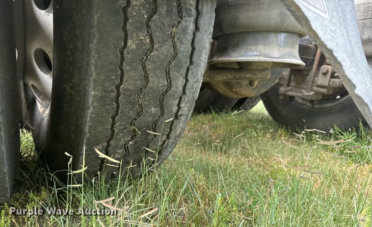 image for item ER2135 2004 Freightliner Columbia semi truck