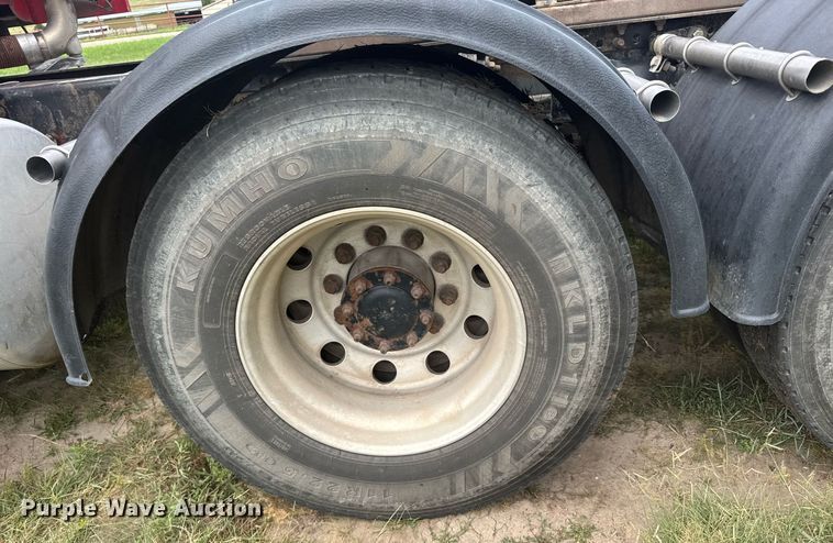 image for item ER2135 2004 Freightliner Columbia semi truck