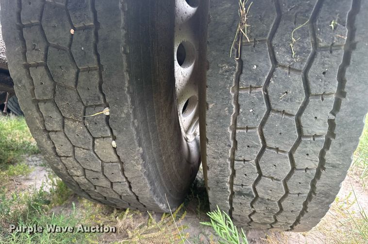 image for item ER2135 2004 Freightliner Columbia semi truck