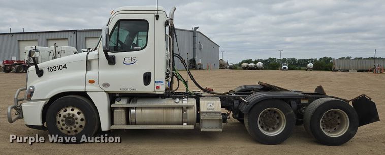 image for item ER5260 2017 Freightliner Cascadia 125 semi truck