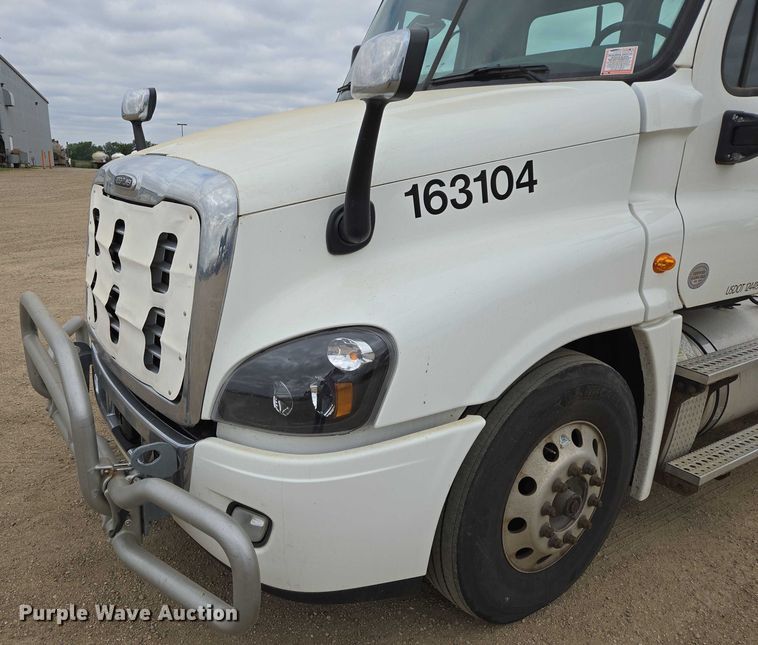 image for item ER5260 2017 Freightliner Cascadia 125 semi truck